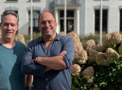 afbeelding van twee werknemers van ZorgDomein, te weten Gerben van Oorsouw en Ralph de la Rie