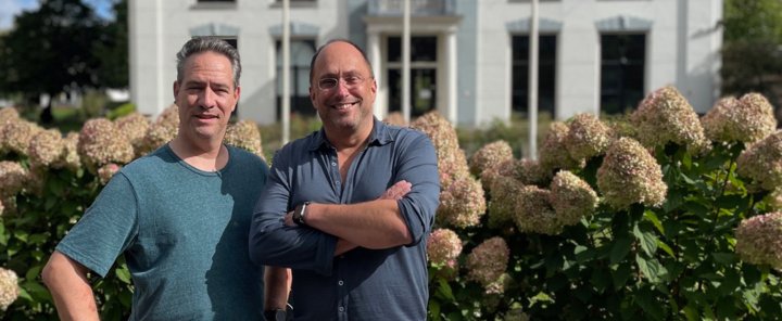 afbeelding van twee werknemers van ZorgDomein, te weten Gerben van Oorsouw en Ralph de la Rie