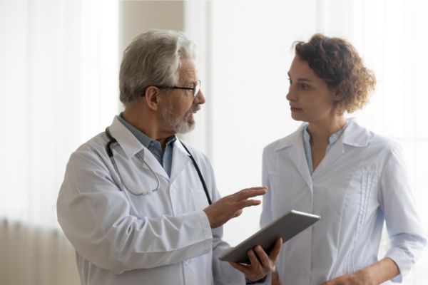 afbeelding van een zorgprofessional in gesprek met een cliënt